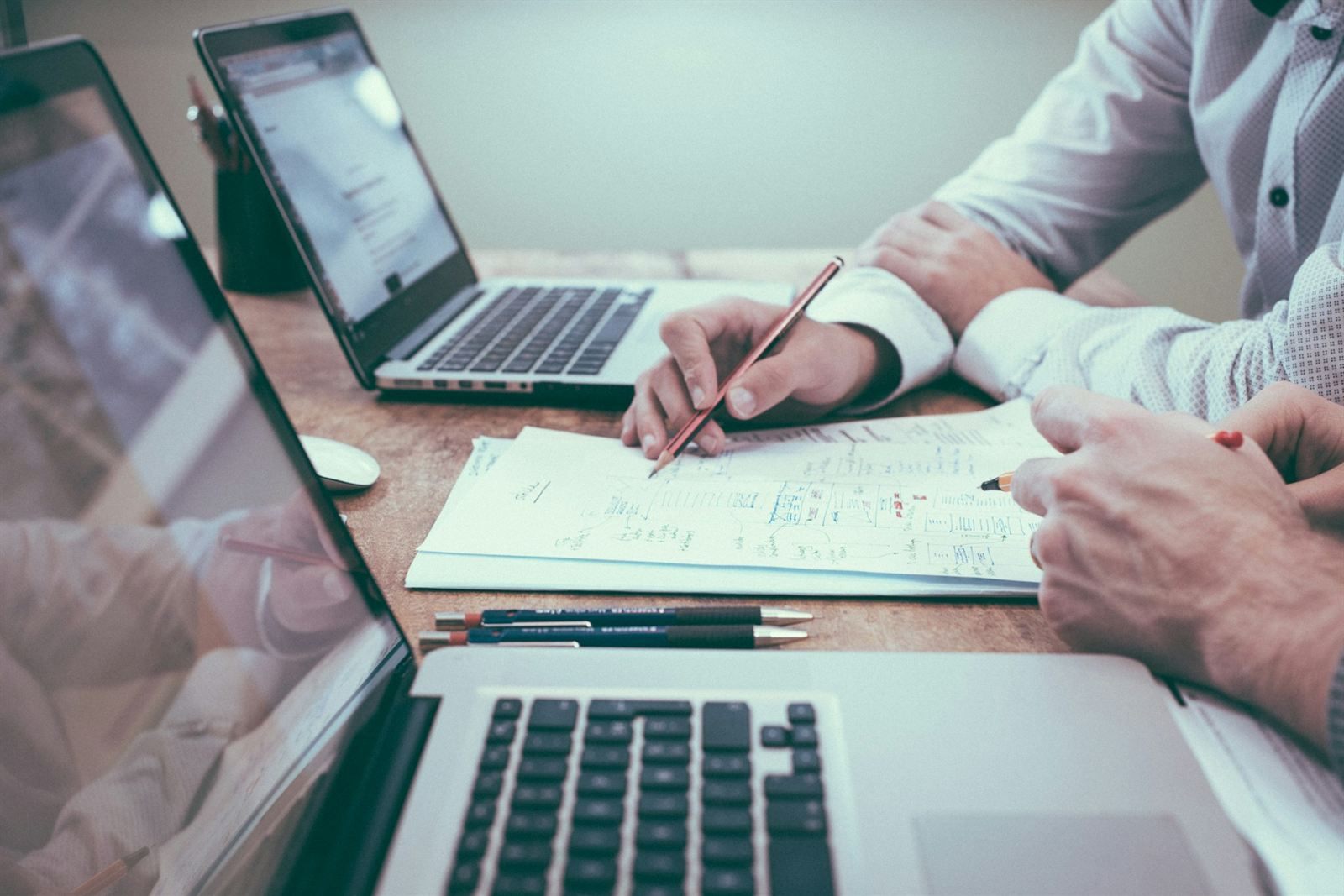 Coaching de positionnement et intégration IA pour une PME industrielle de la menuiserie
