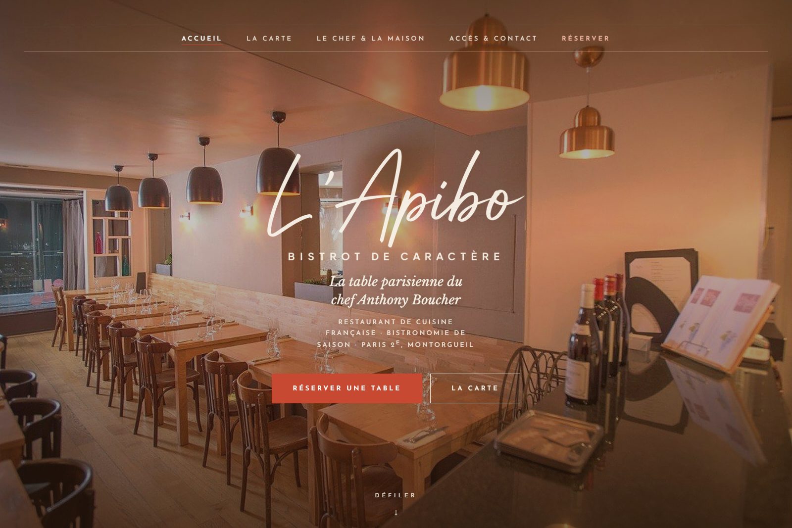 Page d’accueil du restaurant L’Apibo à Paris créée avec l’IA : salle chaleureuse du bistrot, logo calligraphié, la table du chef Anthony Boucher, réservation en ligne
