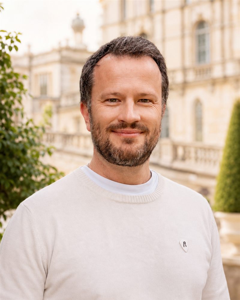 Charles Clèdes-Flahaut, fondateur d'Agent Fédérateur et consultant en stratégie de communication dans les Yvelines, portrait souriant en extérieur